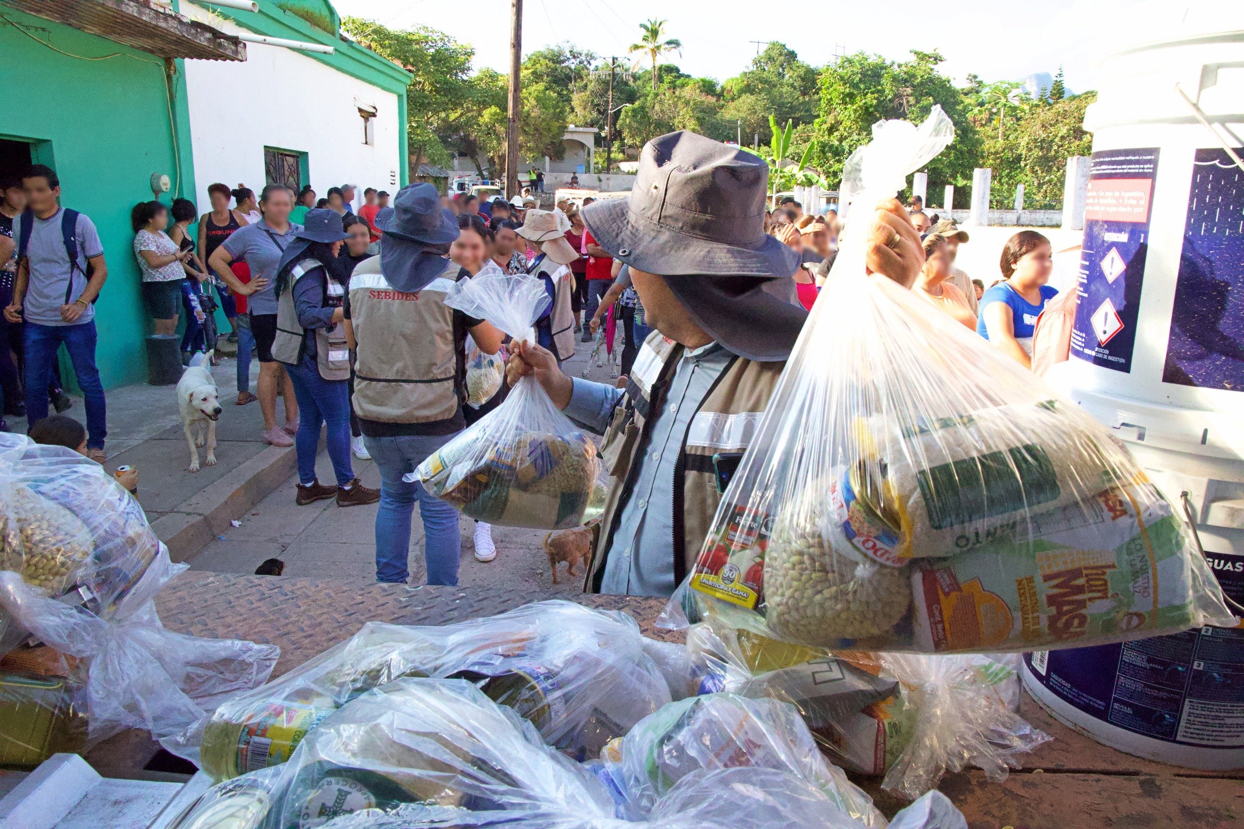 AYUDA A PERSONAS DESPLAZADAS (1)