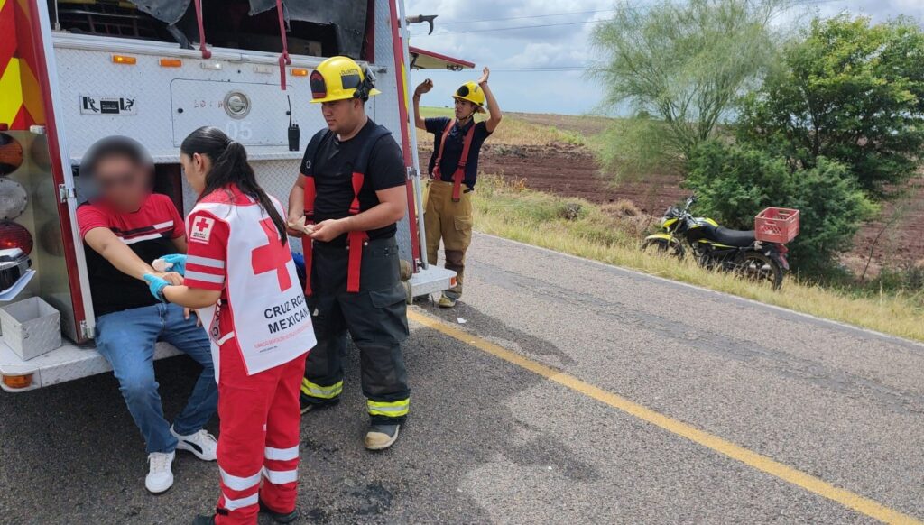 Paramédicos de Cruz Roja auxiliando a una persona lesionada.