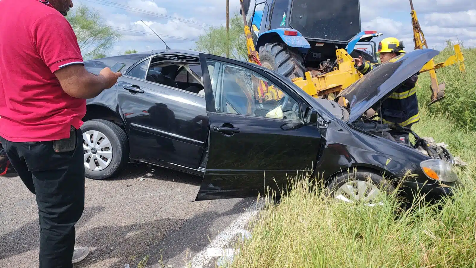 Vehículo con daños en la carrocería tras el accidente vial.