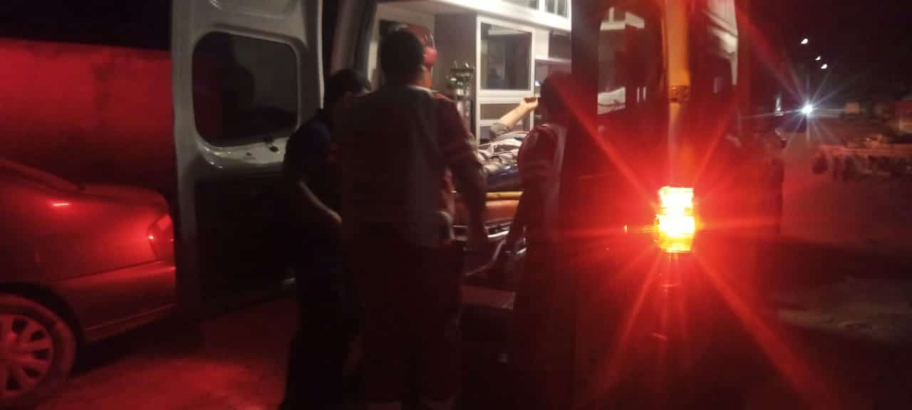 Paramédicos de Cruz Roja auxiliando a un lesionado tras accidente vial.