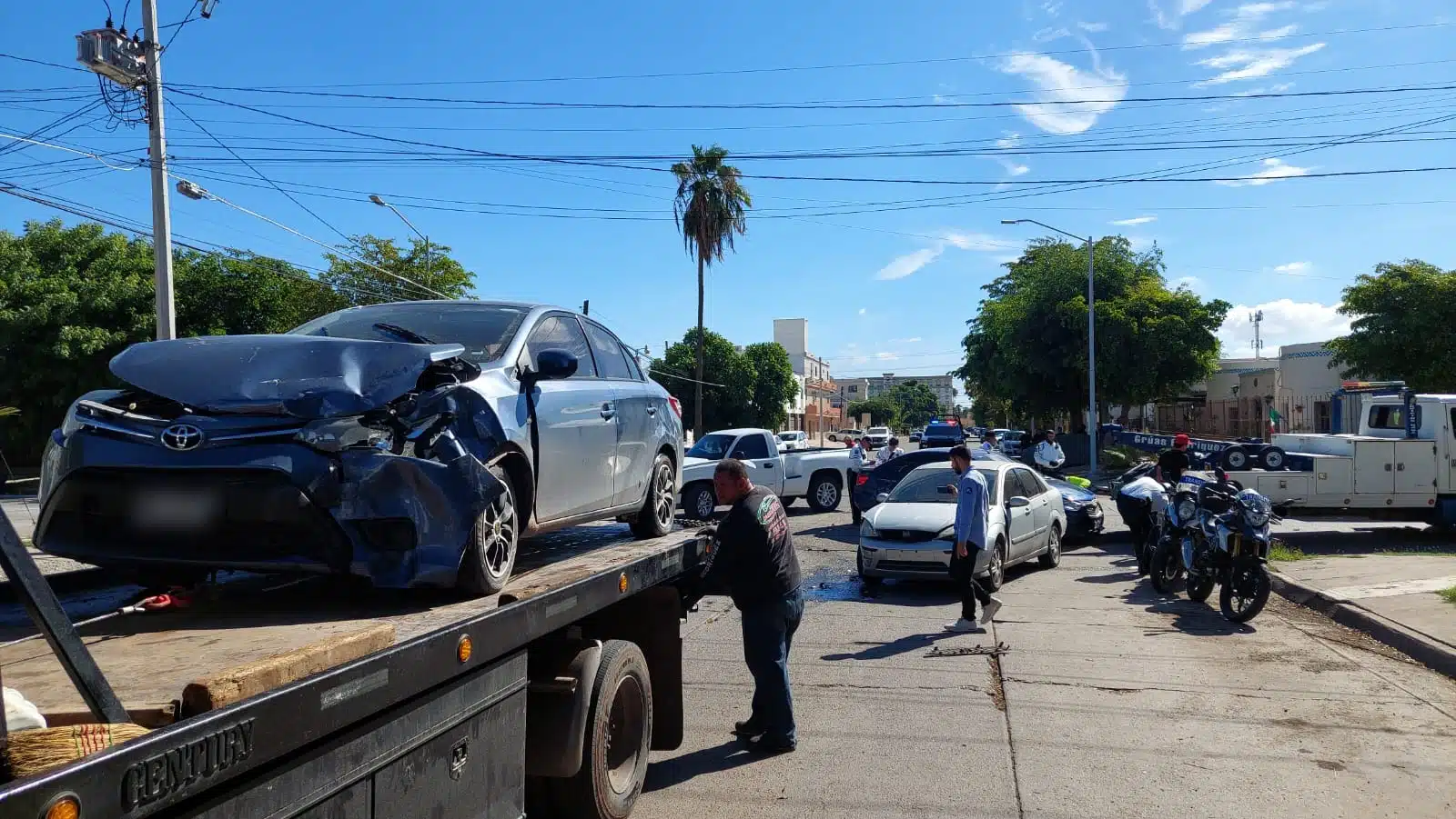 Vehículo dañado siendo llevado en grúa tras choque múltiple en el sector Centro de Los Mochis.