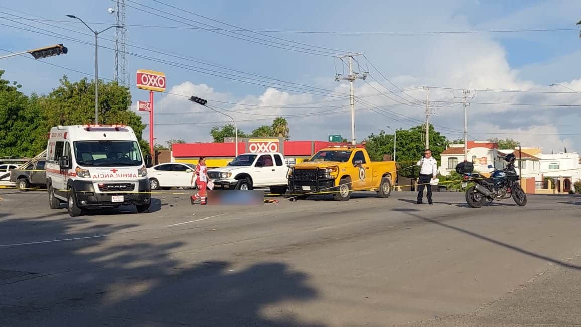 Autoridades y paramédicos en el lugar del trágico accidente