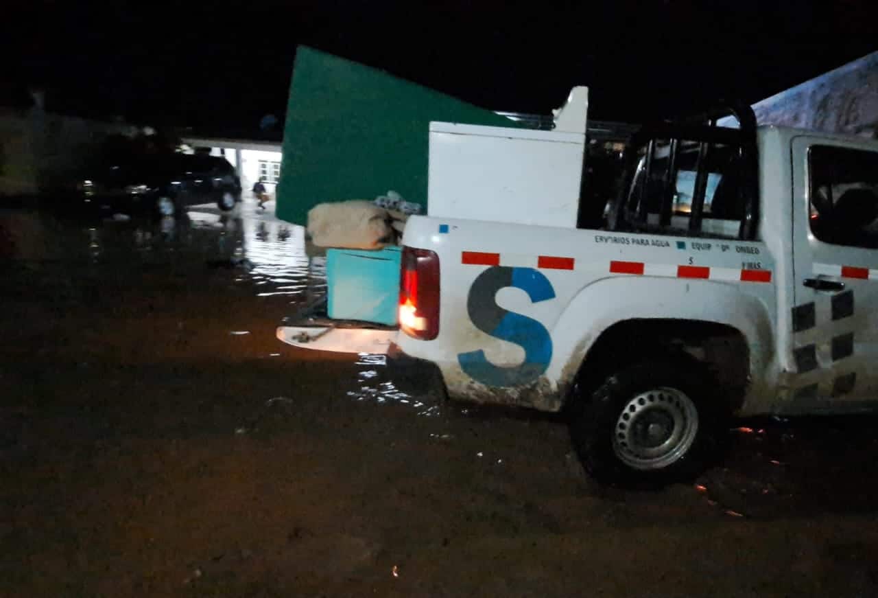 Unidades de auxilio apoyando las tareas de evacuación de familias que viven en las inmediaciones del río Sinaloa.