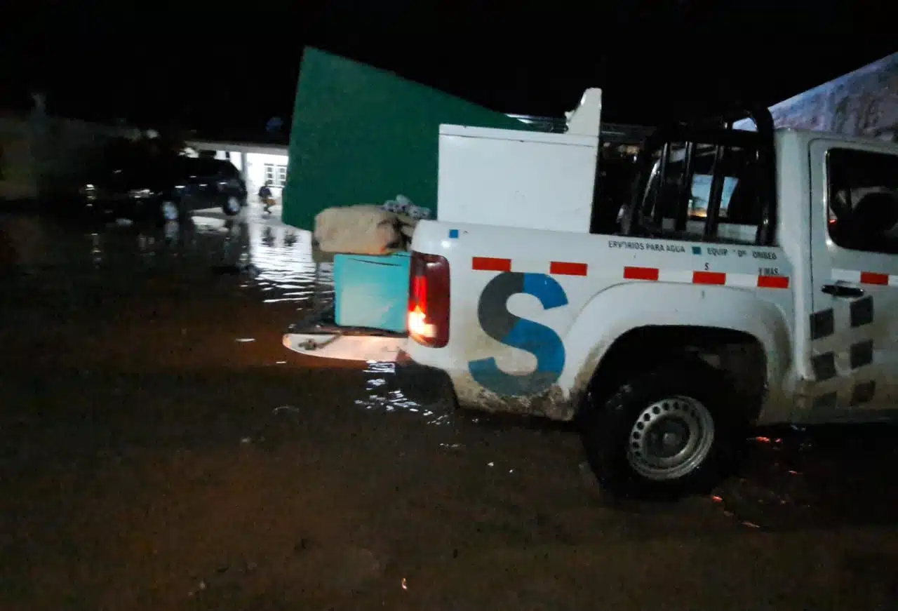 Unidades de auxilio apoyando las tareas de evacuación de familias que viven en las inmediaciones del río Sinaloa.