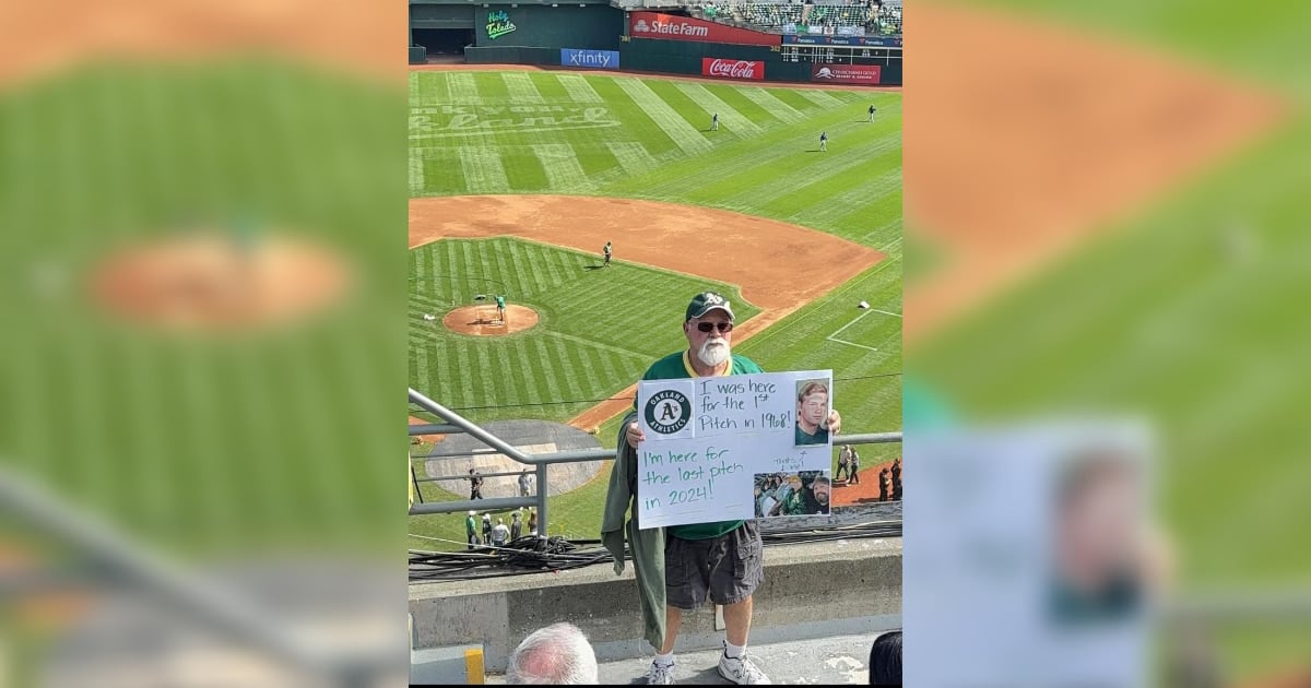 Aficionado de Atléticos de Oakland sosteniendo su cartel en el último juego en el estadio Oakland Coliseum.