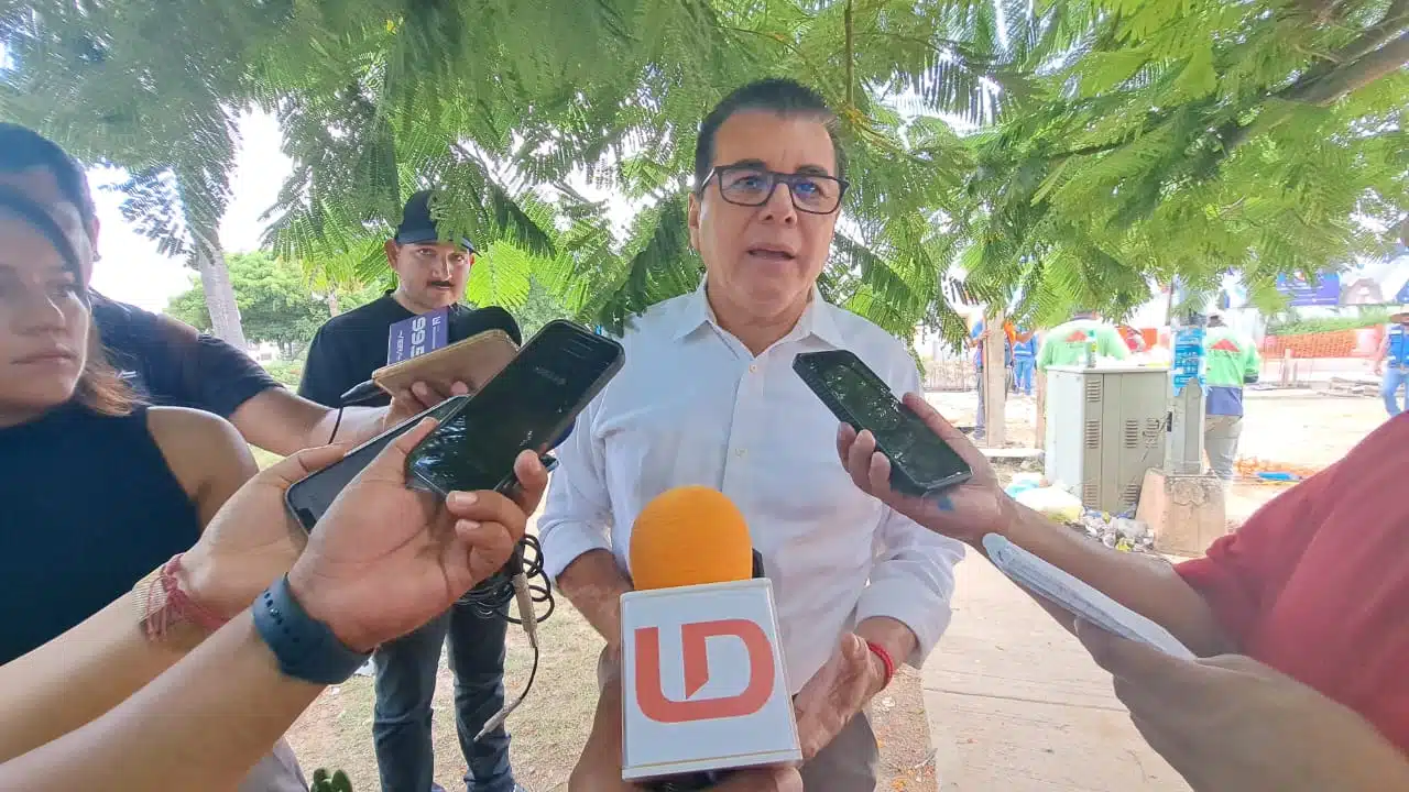 Édgar González habla con la prensa de Sinaloa