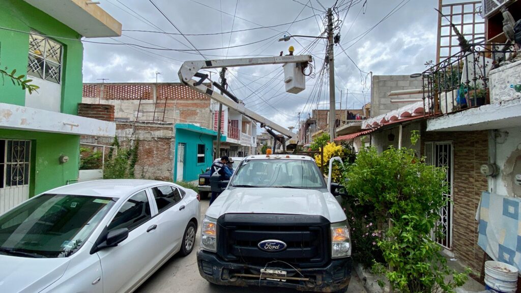 Vehículo de Servicios Públicos instalando alumbrado led en Mazatlán.