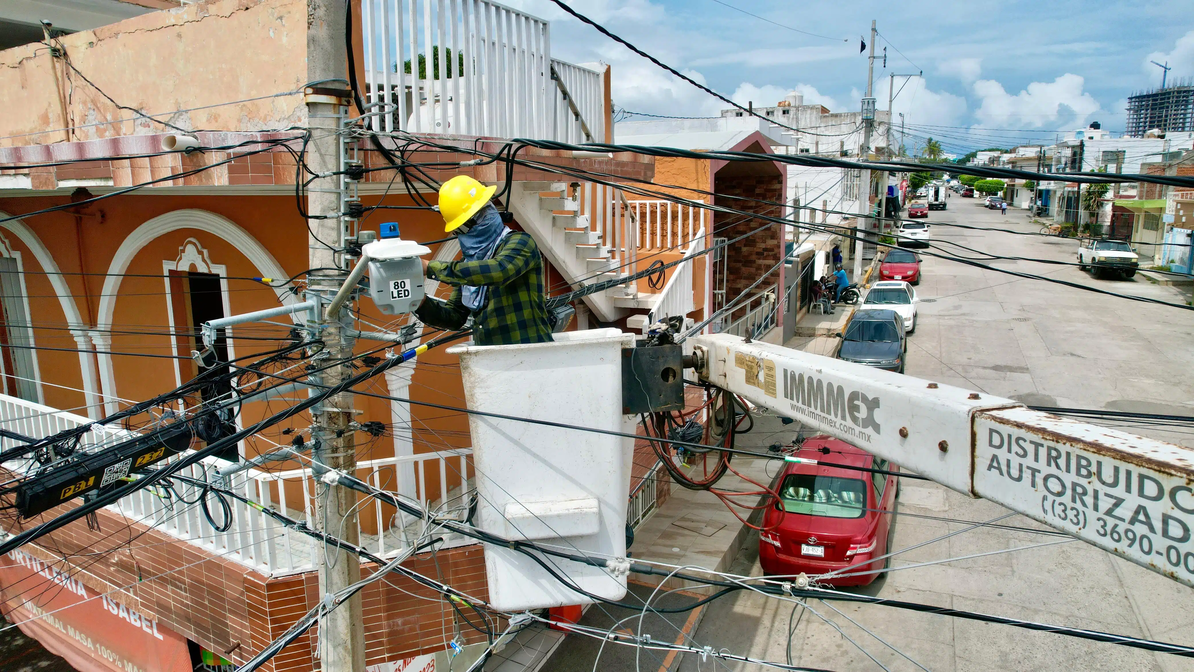 Trabajador municipal instalando nuevo alumbrado público por parte del programa que sostiene Servicios Públicos.