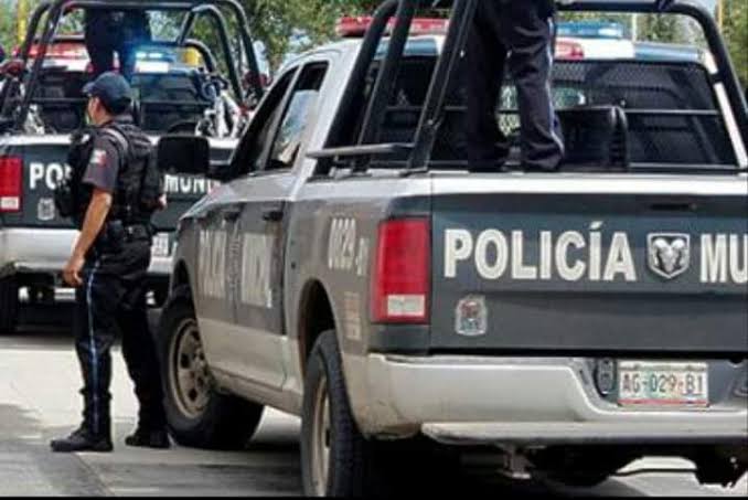 Amarran a 7 hombres en postes en Chihuahua; los acusan de robo y de consumir drogas