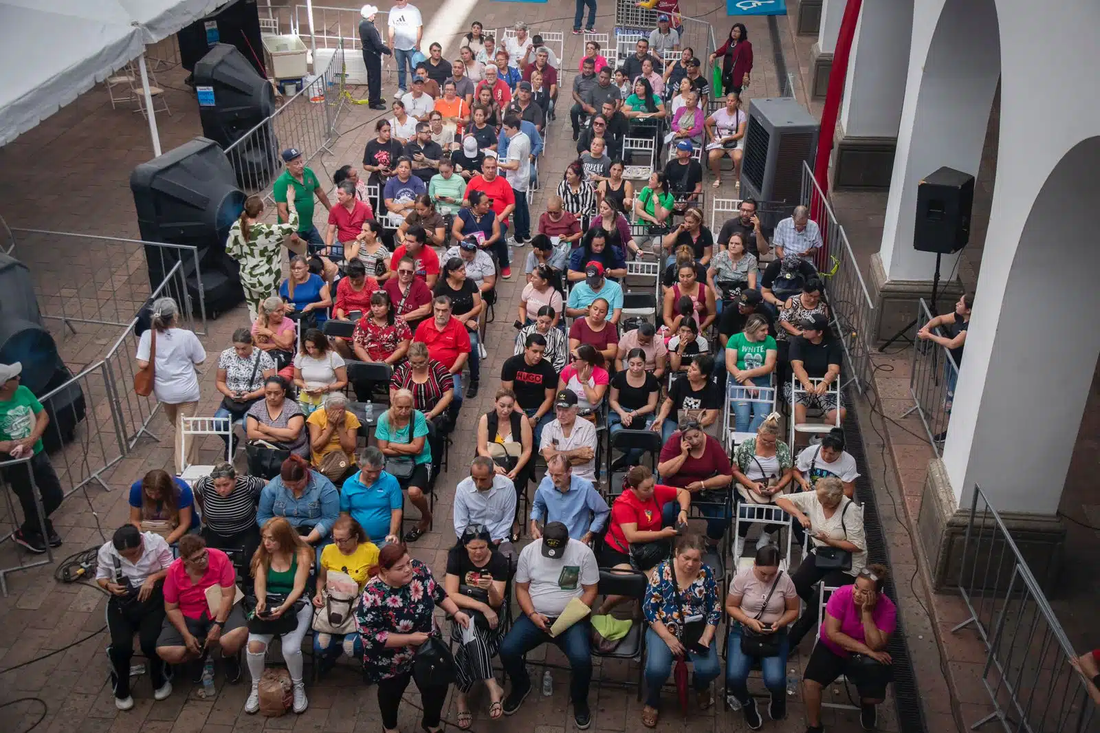 Entrega de cheques a comerciantes de Culiacán por parte del programa Apoyo Económico Emergente.