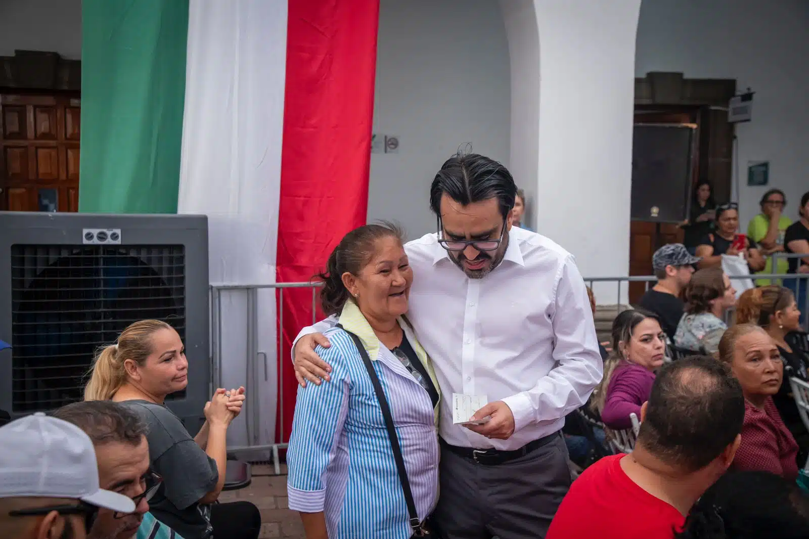 Entrega de cheques a comerciantes de Culiacán por parte del programa Apoyo Económico Emergente.