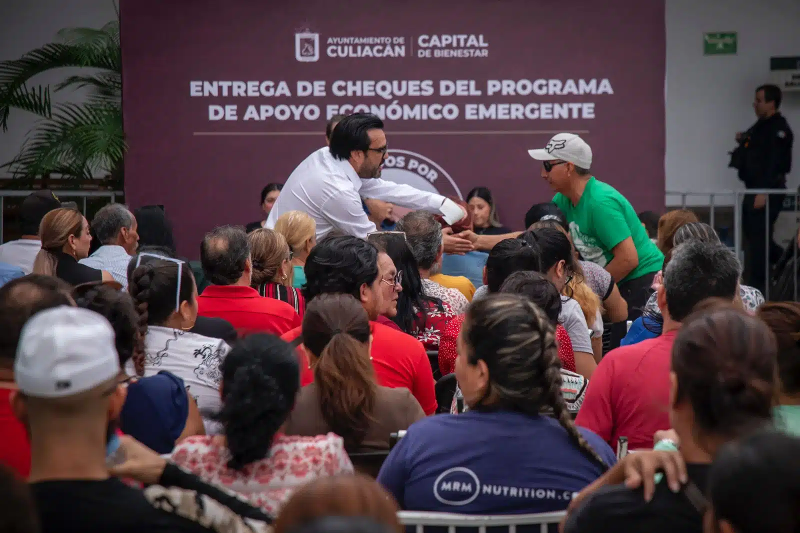 Entrega de cheques a comerciantes de Culiacán por parte del programa Apoyo Económico Emergente.