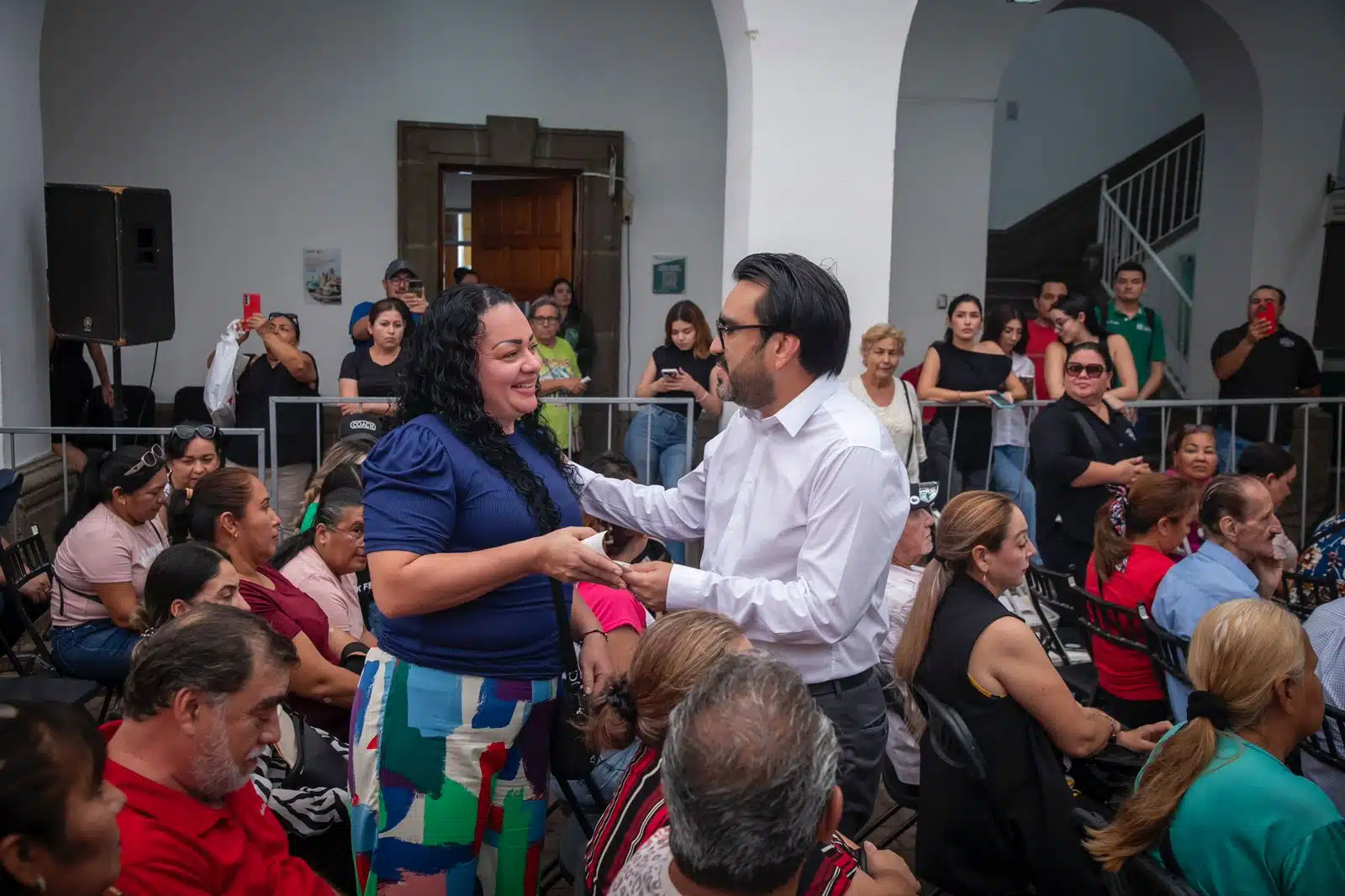 Entrega de cheques a comerciantes de Culiacán por parte del programa Apoyo Económico Emergente.