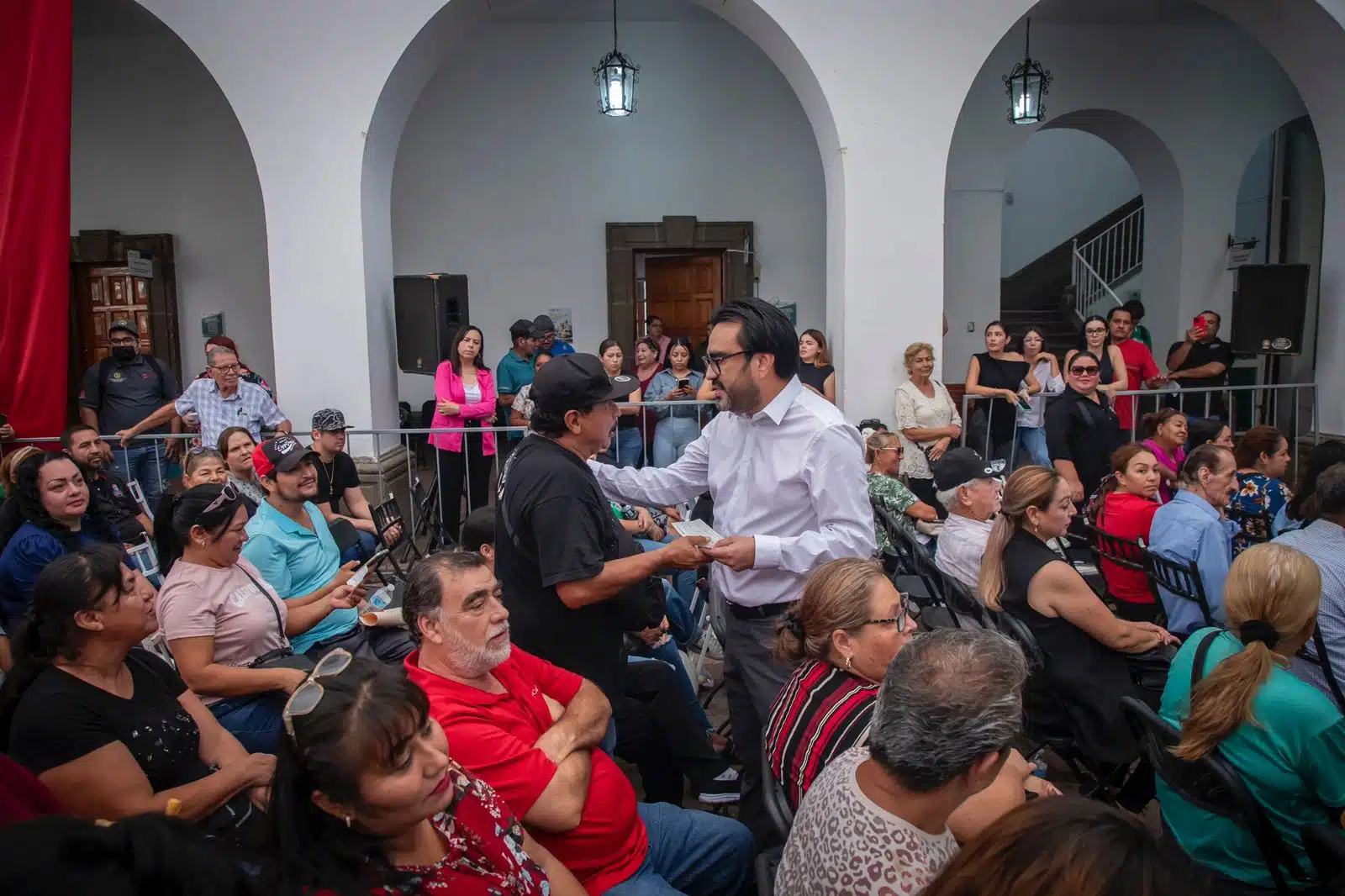 Entrega de cheques a comerciantes de Culiacán por parte del programa Apoyo Económico Emergente.