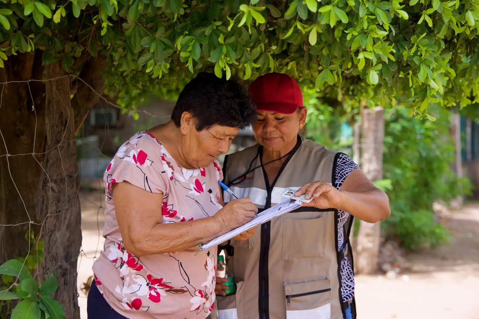 Entrega de apoyos en la zona rural de Rosario y Concordia por parte de Sebides.