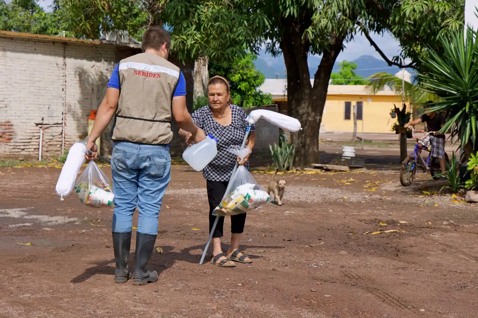 Entrega de apoyos en la zona rural de Rosario y Concordia por parte de Sebides.