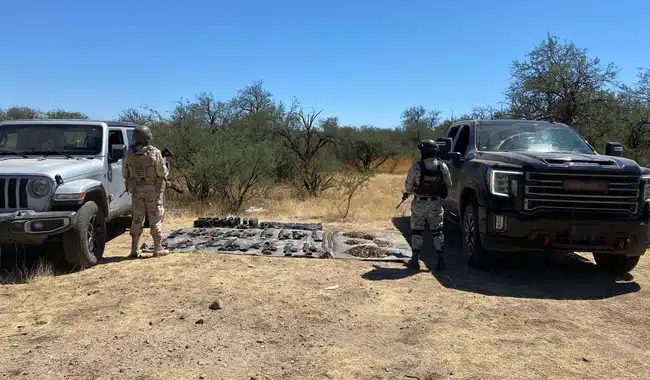 Armas y vehículos decomisados en Sonora