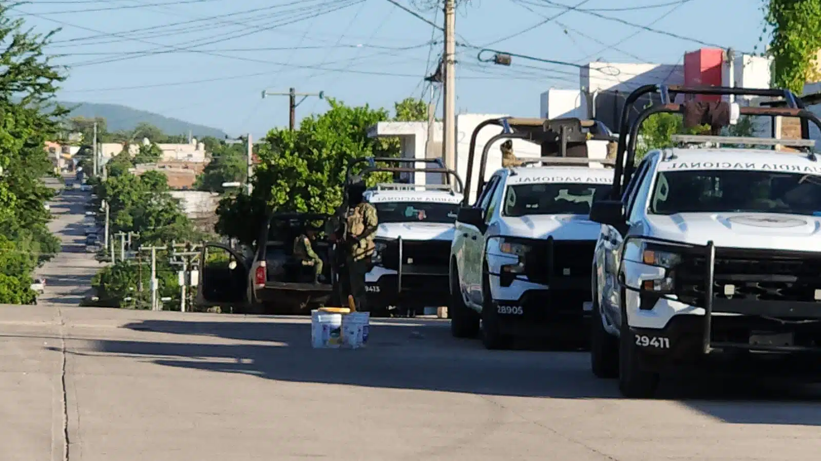 Unidades de la Guardia Nacional afuera de una casa en la colonia Gustavo Díaz Ordaz, Culiacán.