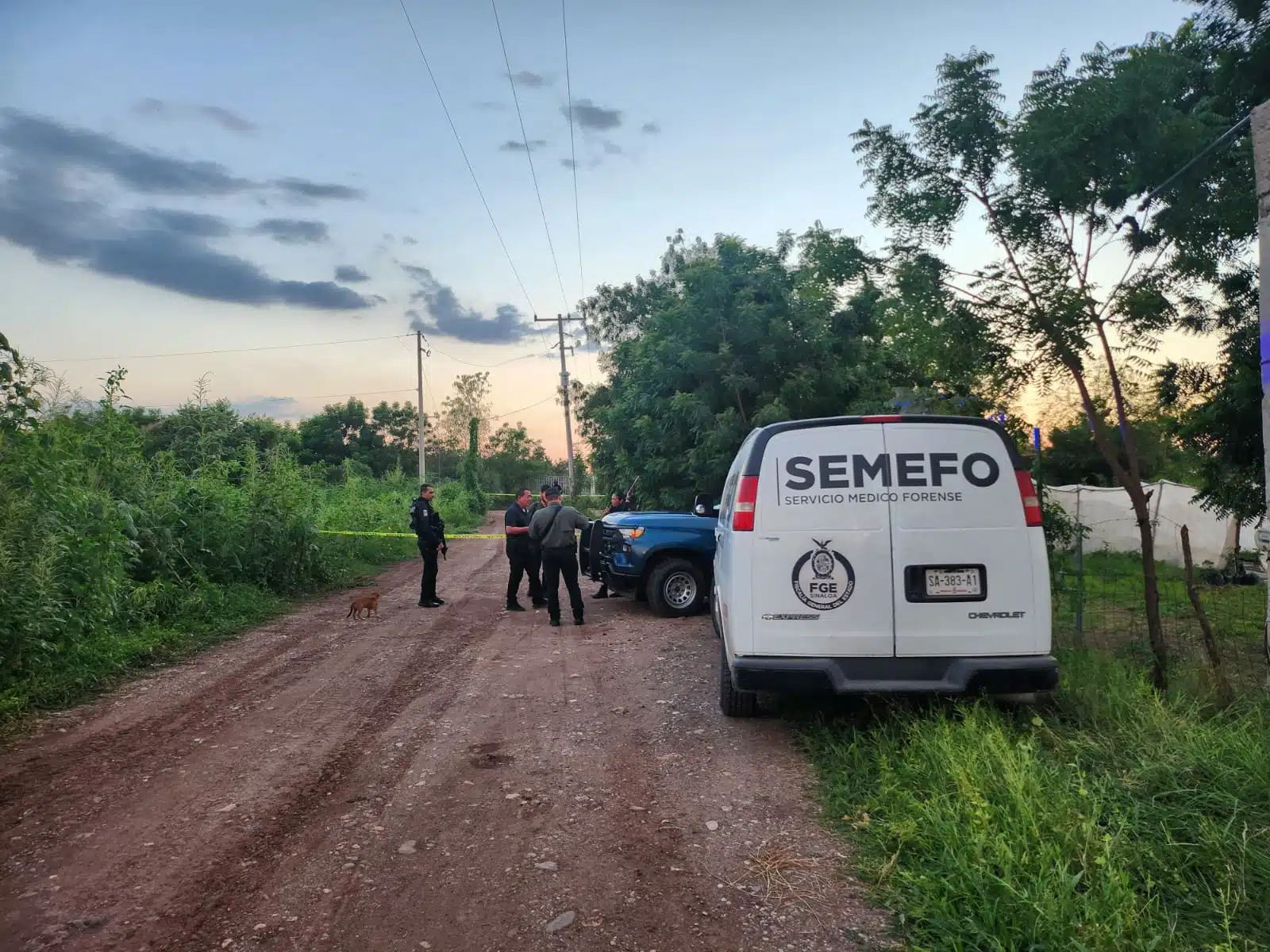 Policía Estatal y Semefo en el lugar donde fue hallado el hombre sin vida.