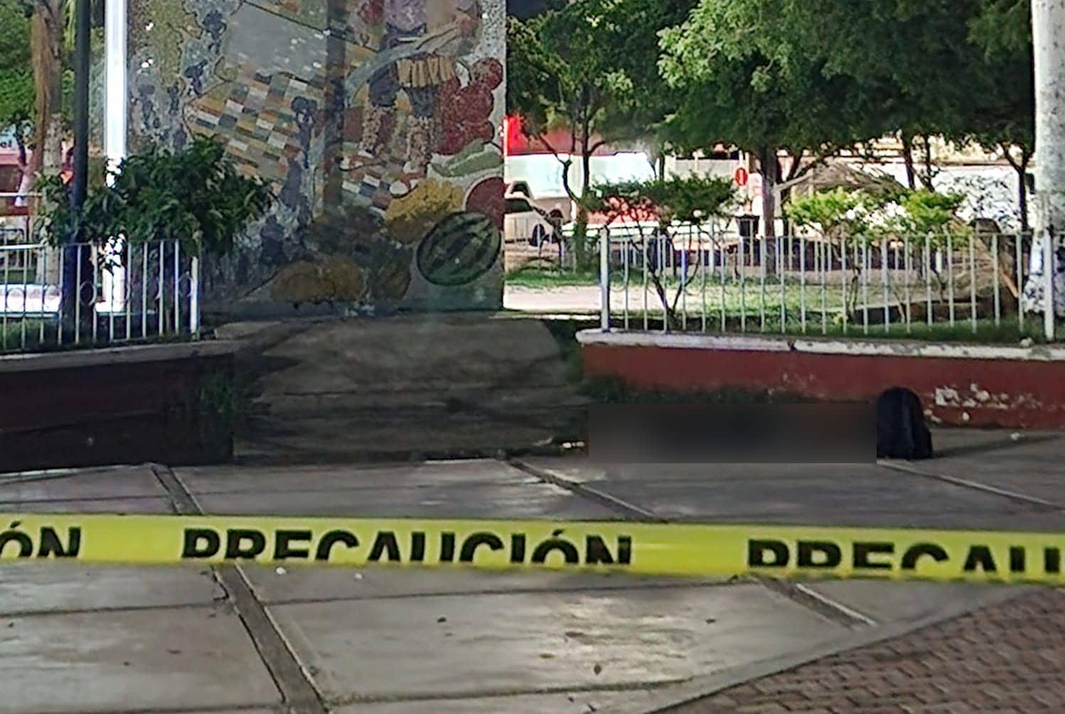 Zona acordonada donde se encuentra el cuerpo sin vida de la persona en la explanada pública de JJR.
