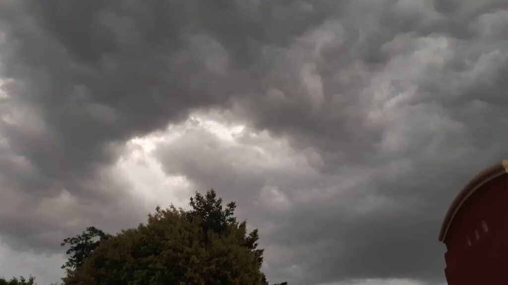 Nubes grises en el cielo de Los Mochis