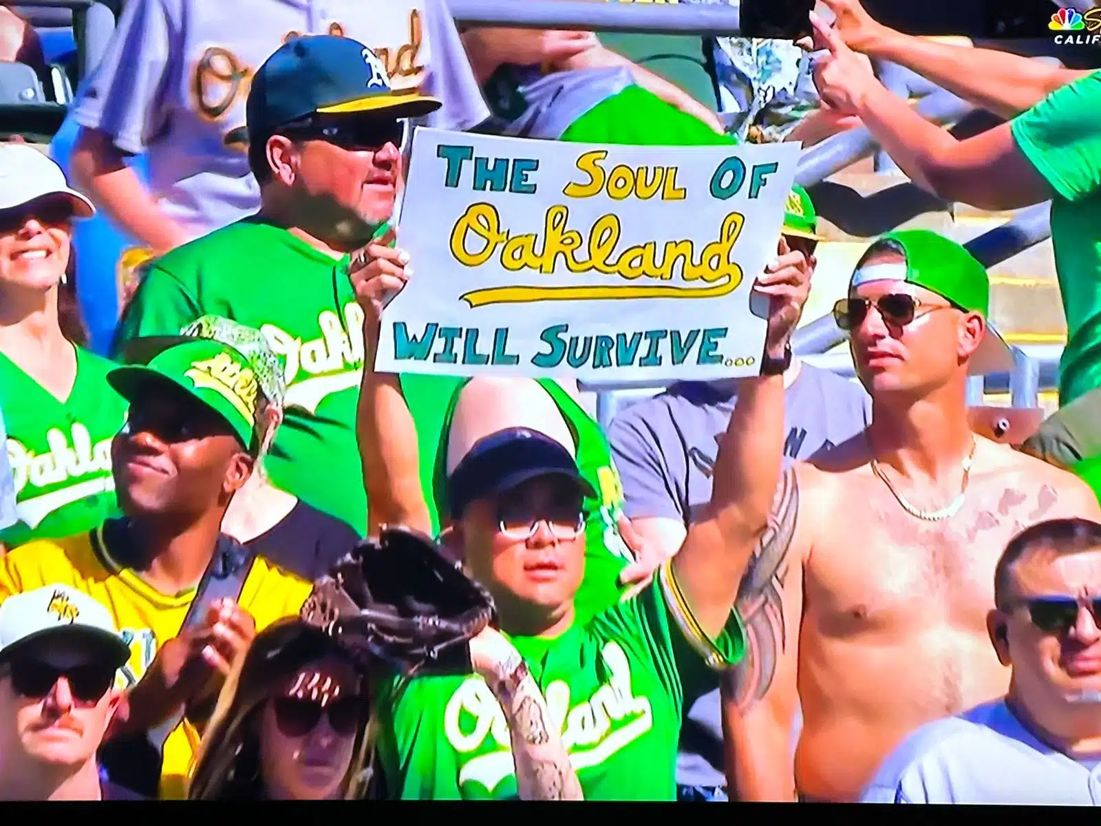 Fanáticos de Atléticos en el último juego en el estadio Oakland Coliseum.