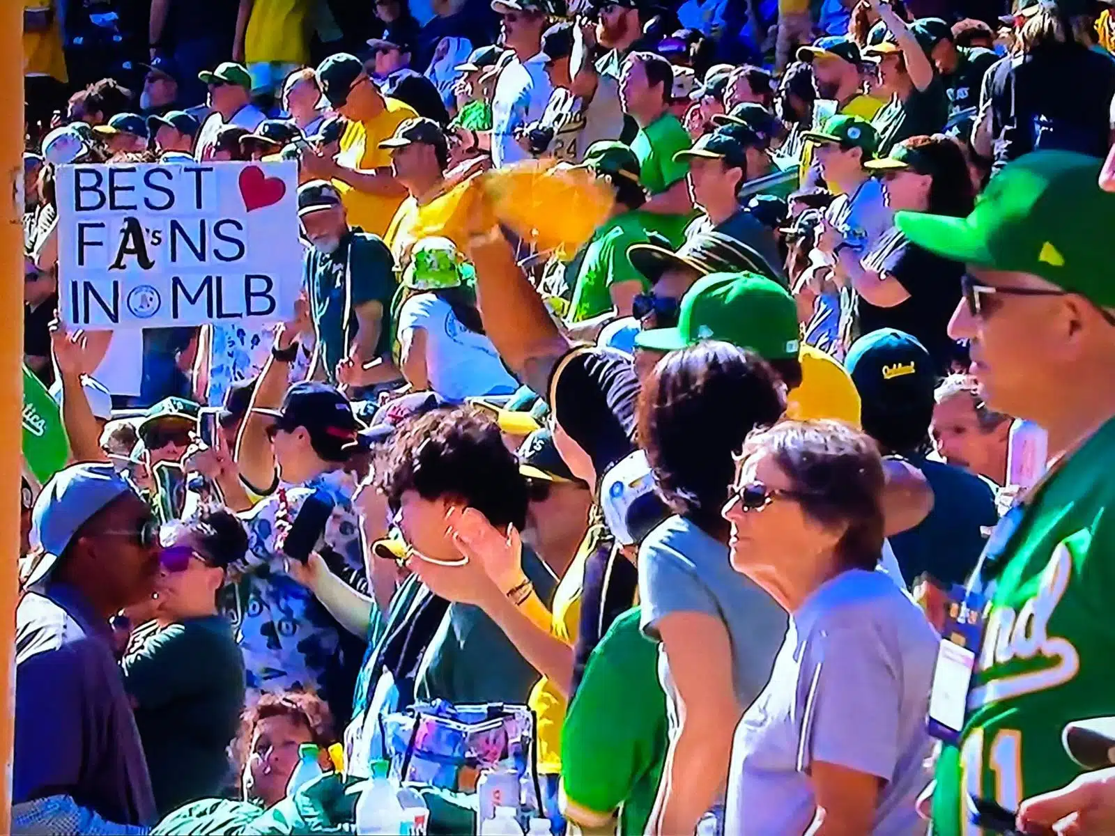 Fanáticos de Atléticos en el último juego en el estadio Oakland Coliseum.