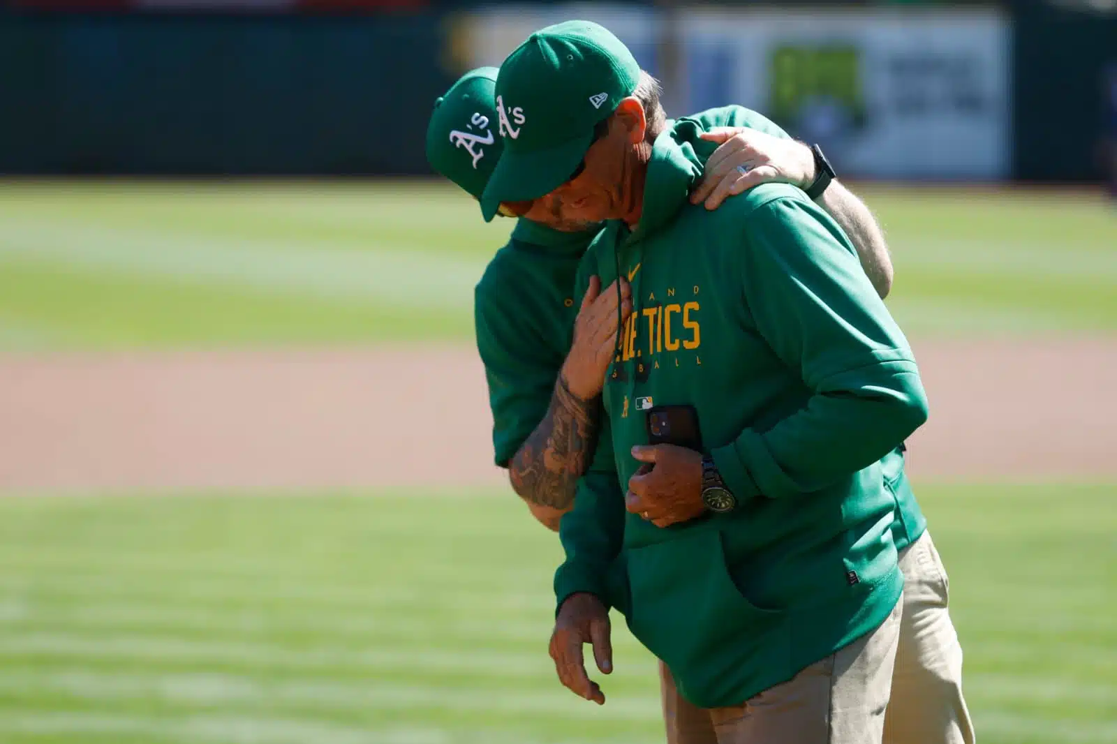 Fanáticos de Atléticos en el último juego en el estadio Oakland Coliseum.