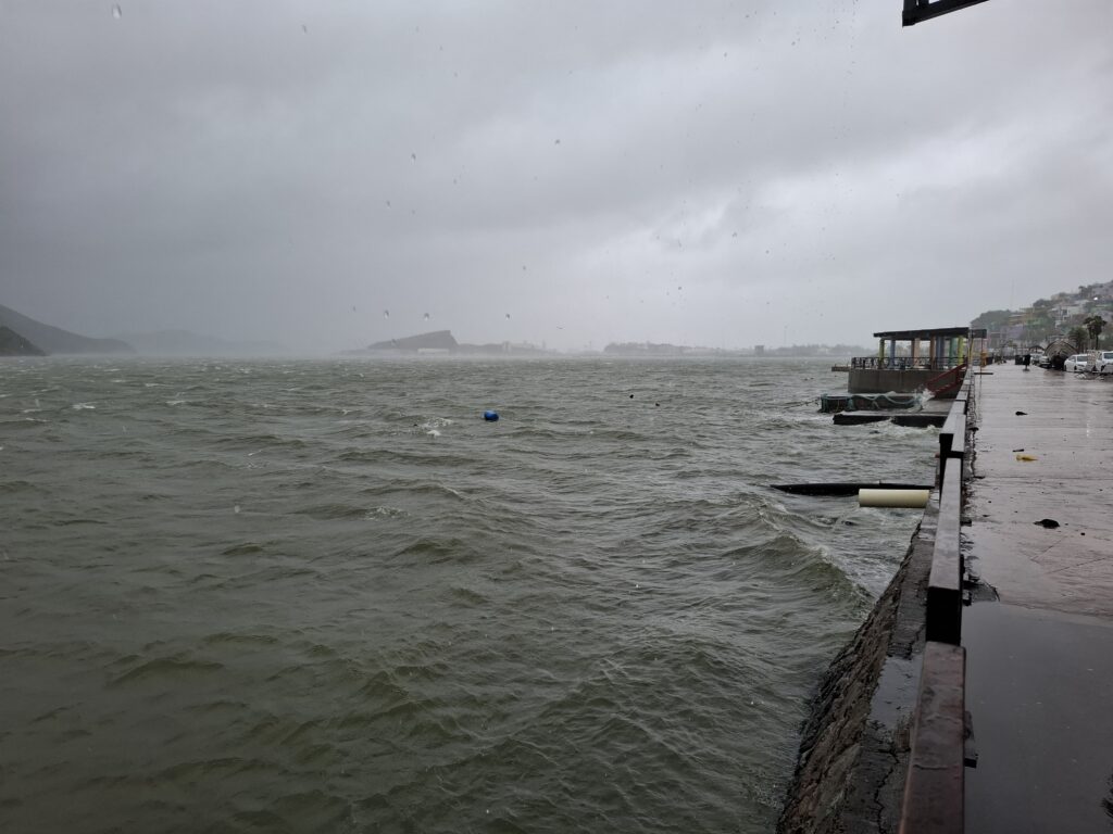 Aumentan las ráfagas de viento, lluvias y oleaje en el puerto de Topolobampo