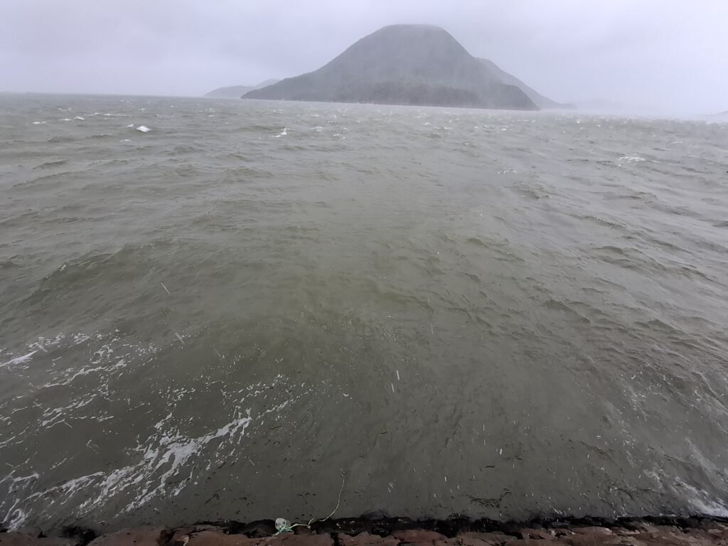 Aumentan las ráfagas de viento, lluvias y oleaje en el puerto de Topolobampo