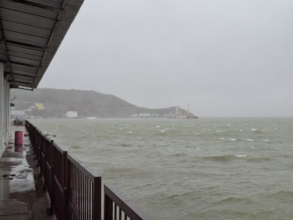 Aumentan las ráfagas de viento, lluvias y oleaje en el puerto de Topolobampo