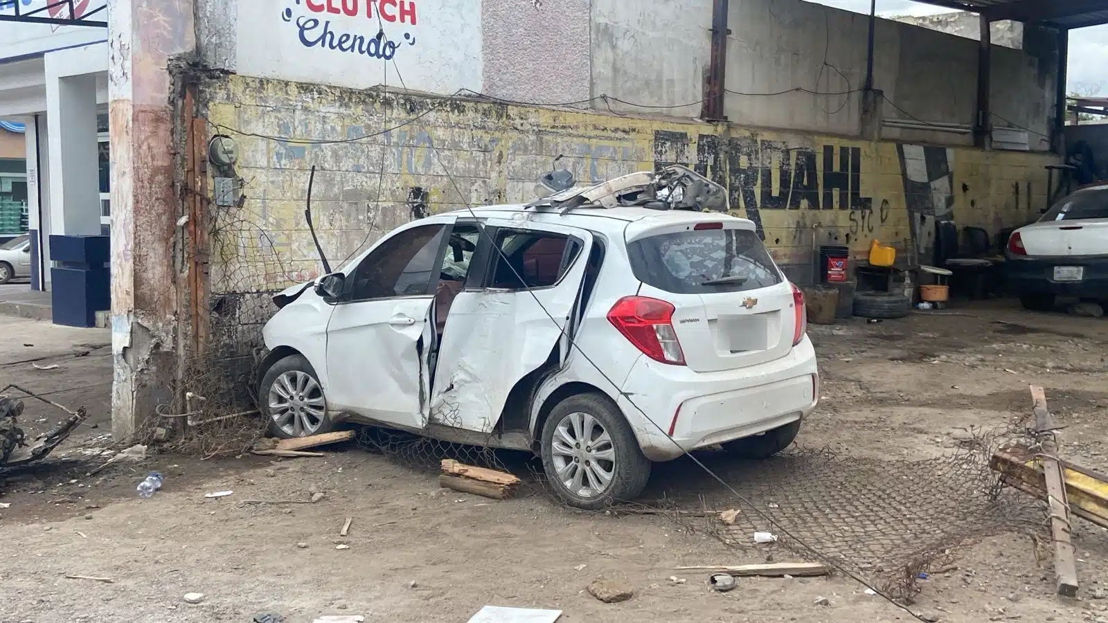 Automóvil Spark blanco choca con un muro en Culiacán