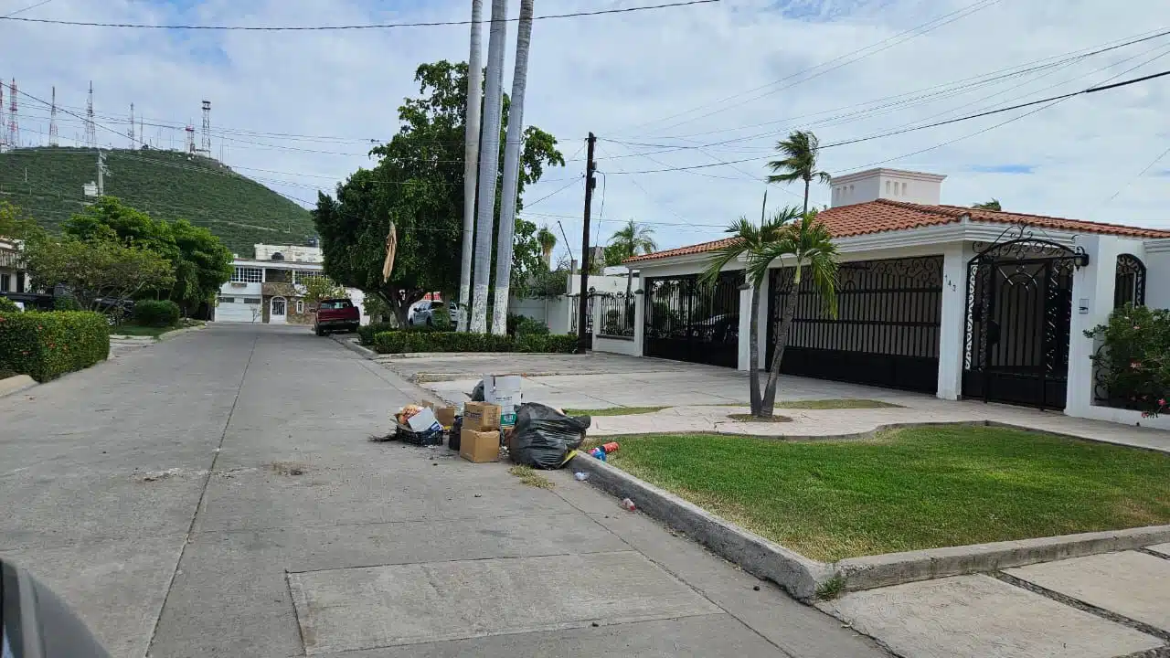 Basura acumulada en la calle Trinidad López de la colonia Jiquilpan, Los Mochis