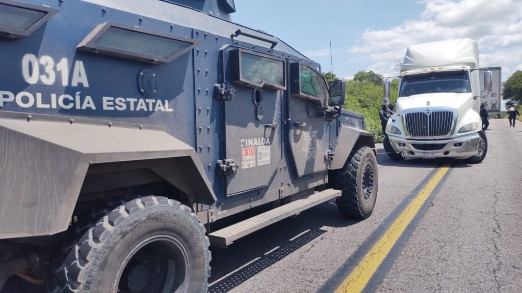 Policía Estatal en el lugar donde se encontraba el tráiler bloqueando la carretera.