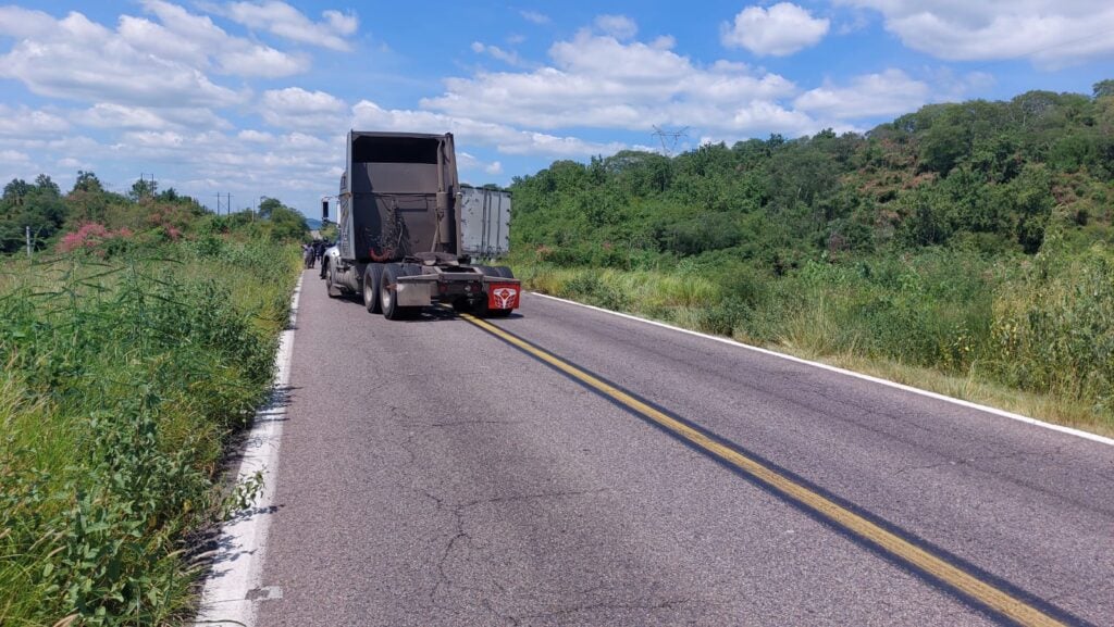 Tráiler bloqueando el kilómetro 72 de la carretera libre Mazatlán-Culiacán, a la altura de San Ignacio.