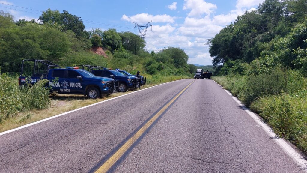 Policía Estatal trabajando para retirar el bloqueo de la carretera libre Mazatlán-Culiacán.