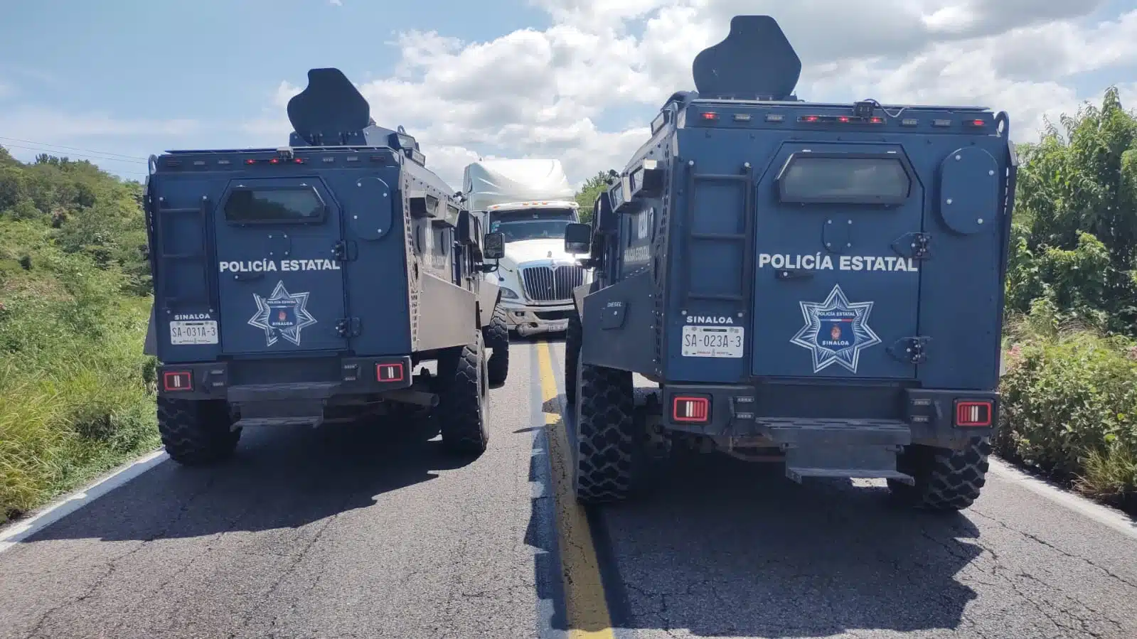 Unidades de la Policía Estatal Preventiva en el kilómetro 72 de la carretera libre Mazatlán-Culiacán.