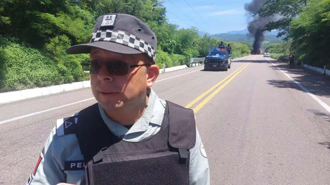 Autoridades militares y de Guardia Nacional en el lugar donde se presentó el bloqueo.