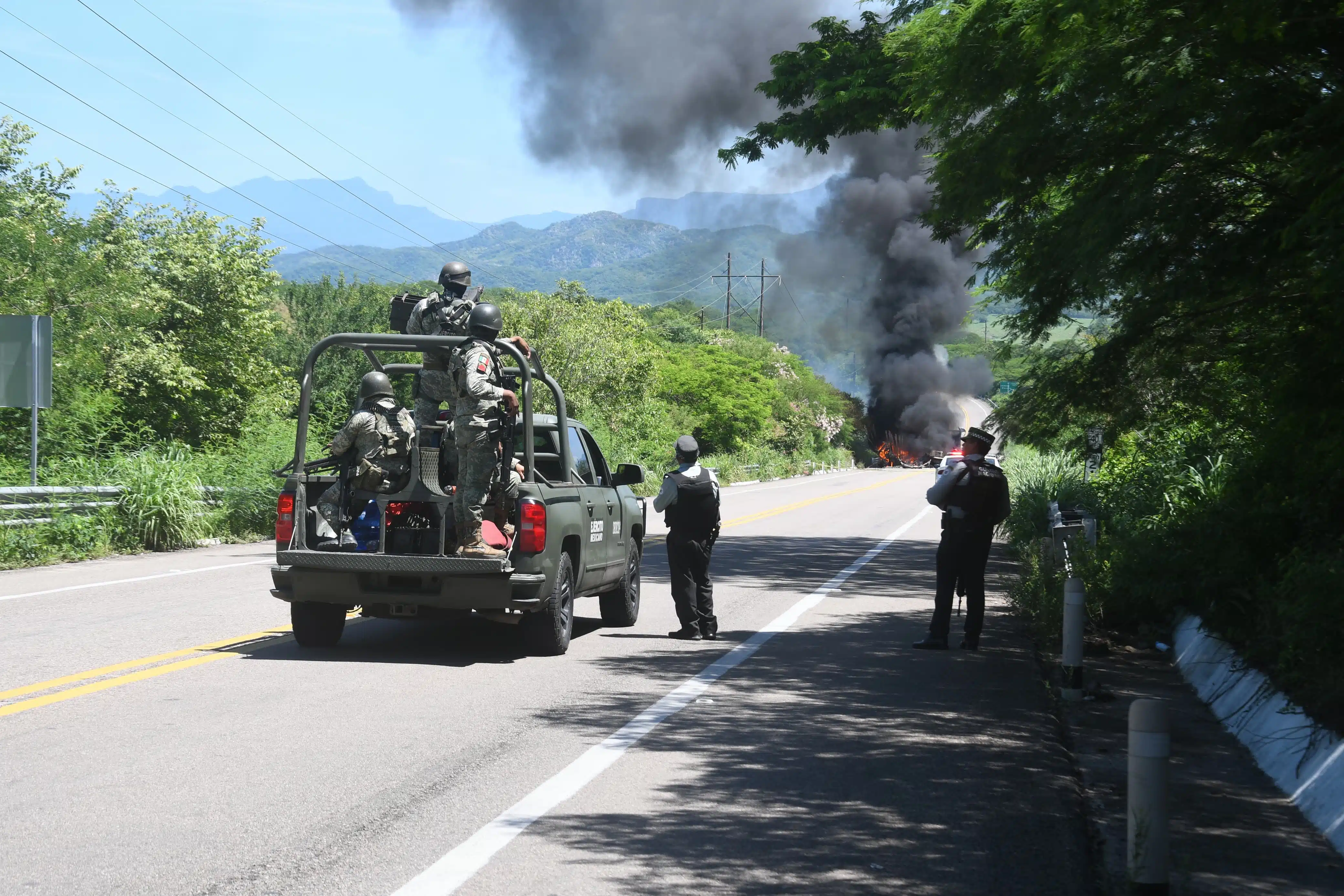 Autoridades militares y de Guardia Nacional en el lugar donde se presentó el bloqueo.