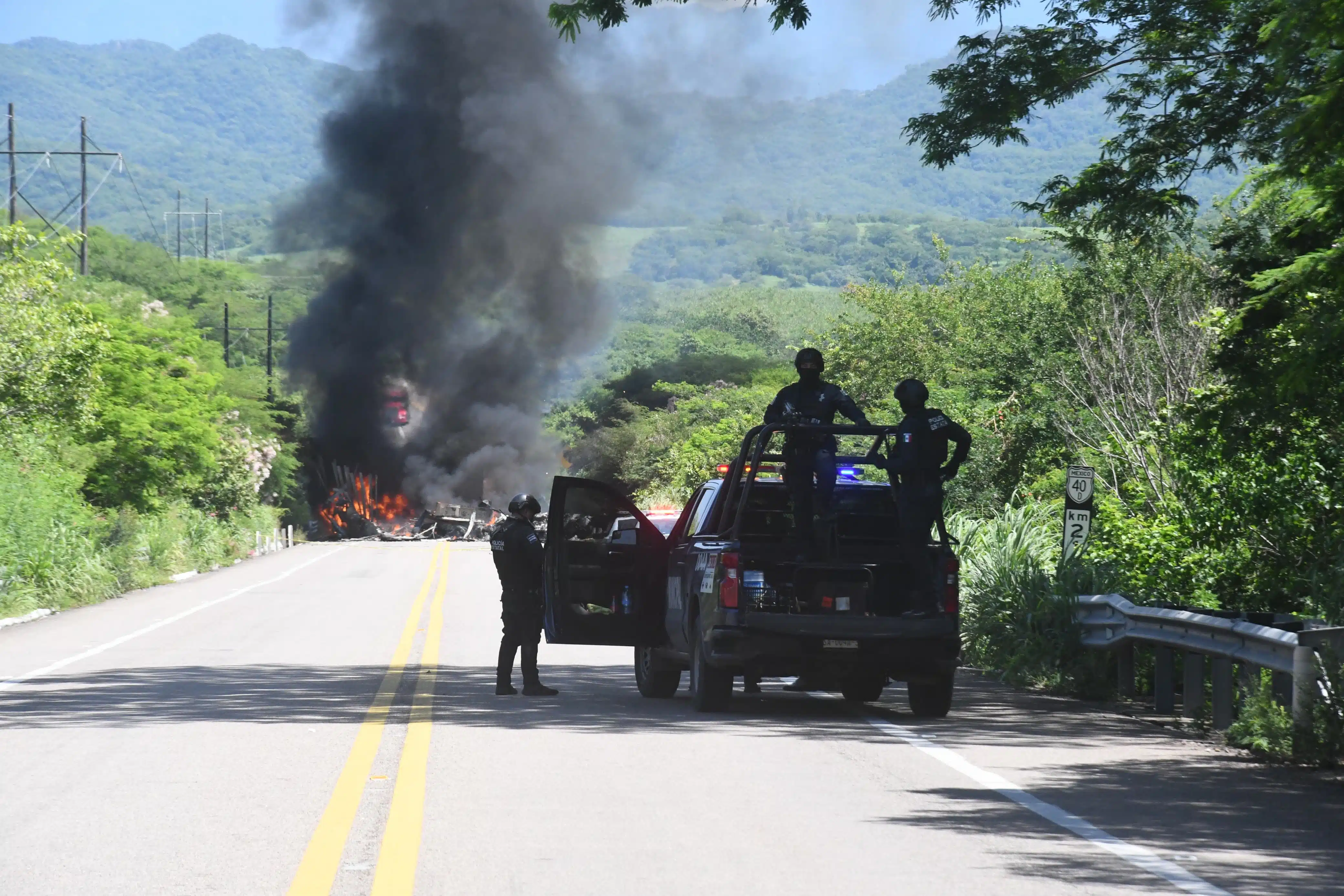 Bloqueo en carretera hacia durango por incendio de tractocamión.