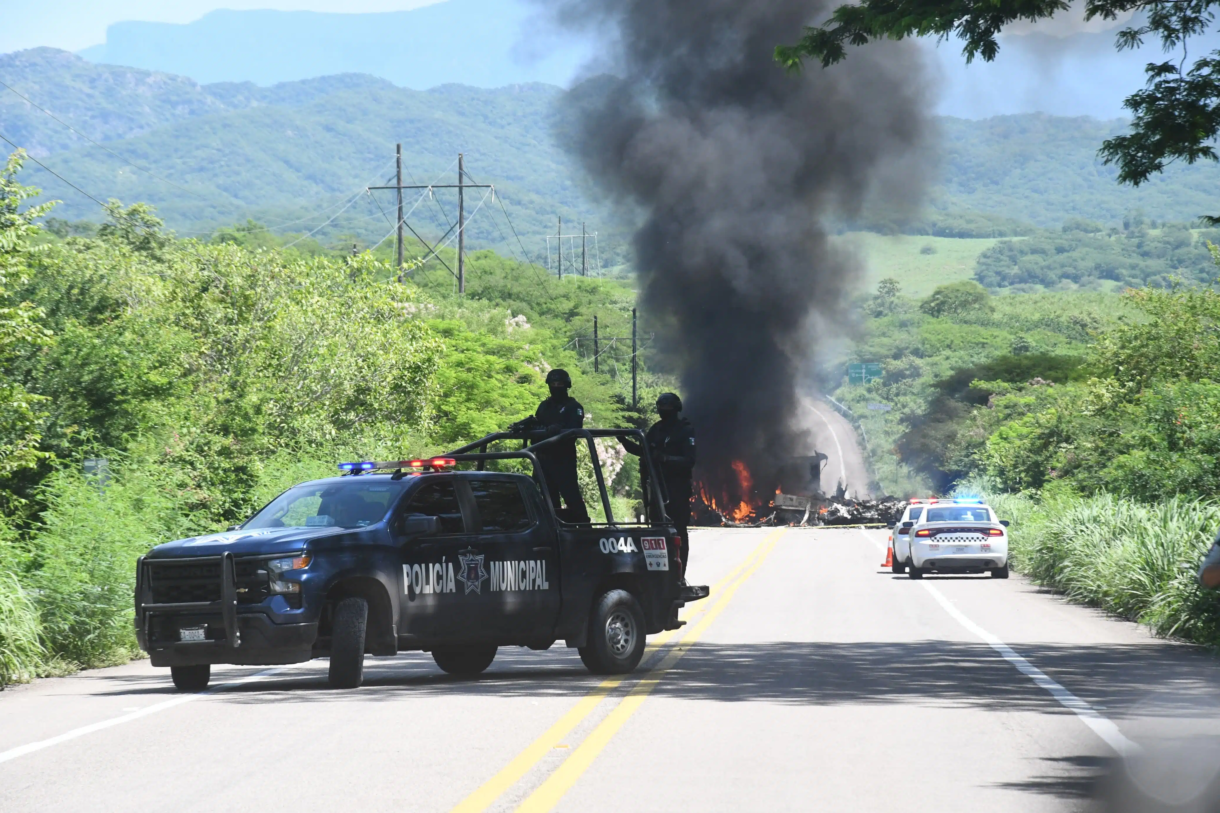 Autoridades militares y de Guardia Nacional en el lugar donde se presentó el bloqueo.