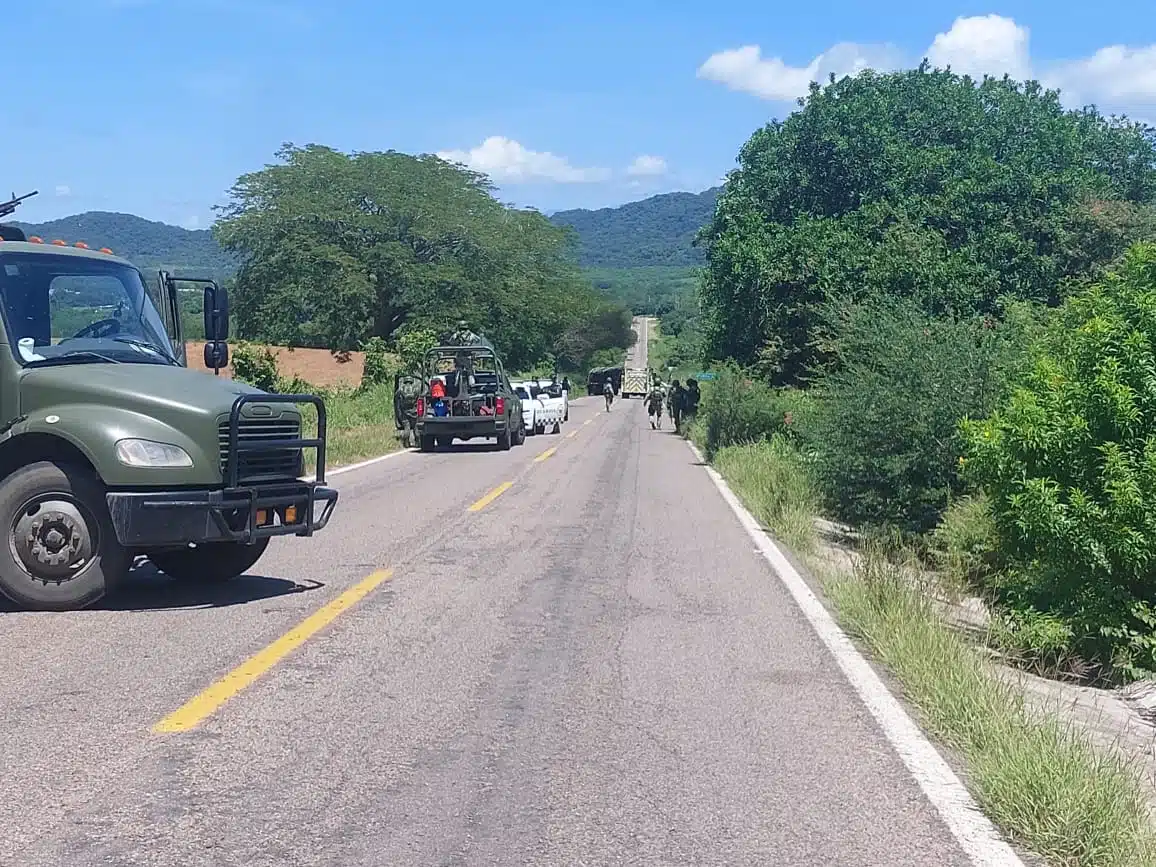 Autoridades militares y de Guardia Nacional en el lugar donde se presentó el bloqueo.