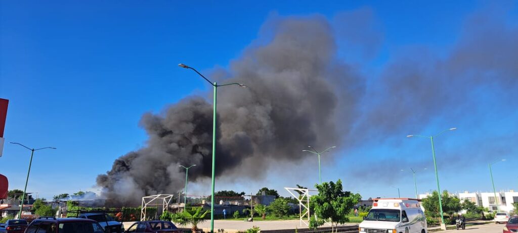 Bodega de materiales para la construcción se incendia al poniente de Culiacán