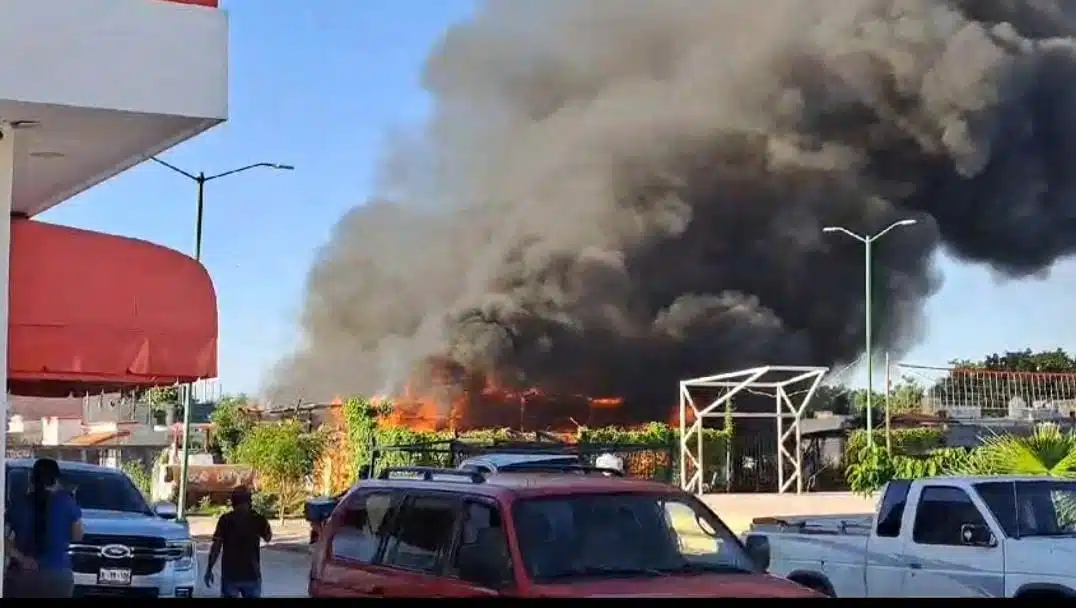 Bodega de materiales para la construcción se incendia al poniente de Culiacán