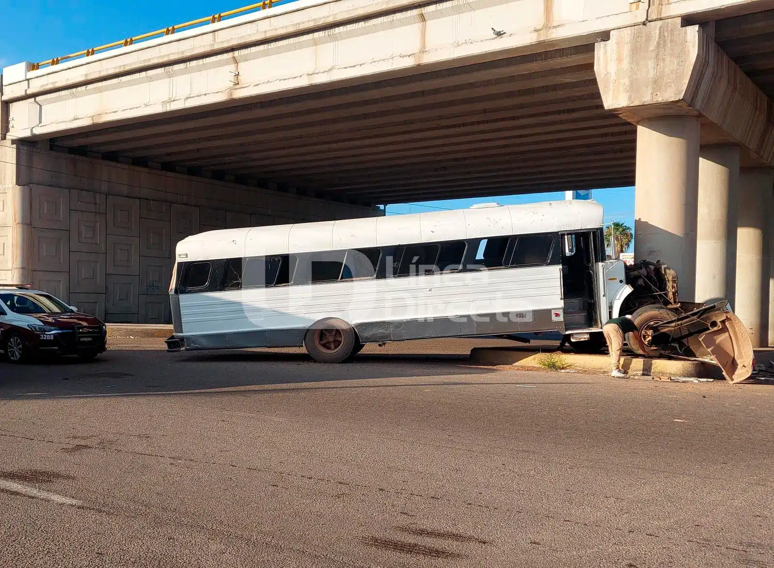 Camión accidentado en el Lienzo Charro de Los Mochis