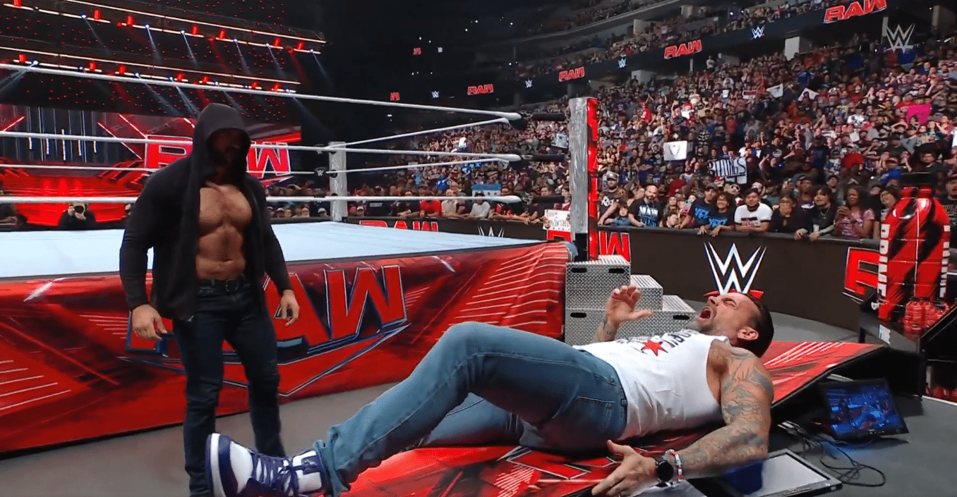 CM Punk luego de ser golpeado por la espalda por Drew McIntyre