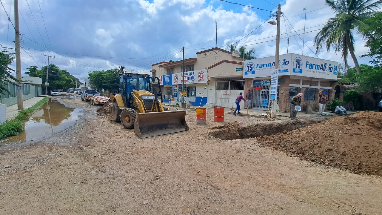 Calle sin pavimentar frente al hospital general de Guasave