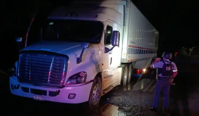 Camión cargado con materiales de ferretería