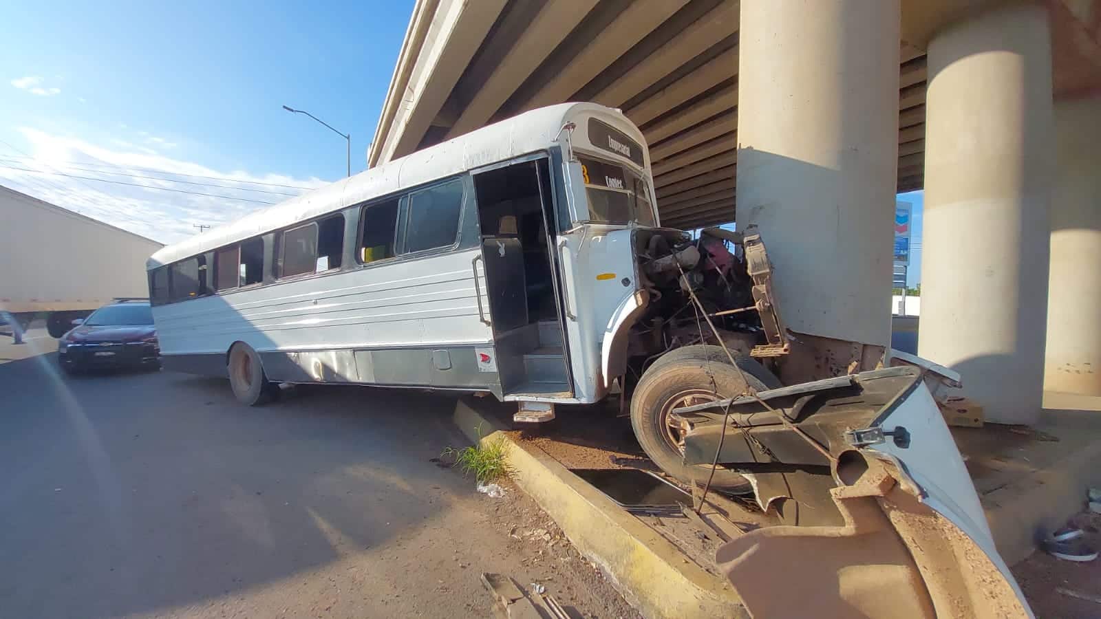 Camión con trabajadores sufre accidente por la México 15 en Los Mochis