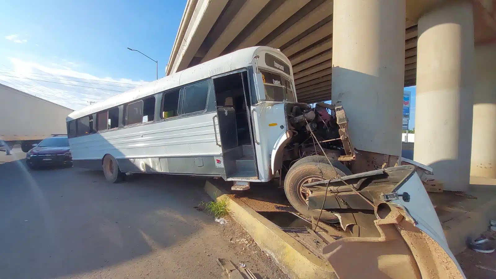 Camión con trabajadores sufre accidente por la México 15 en Los Mochis